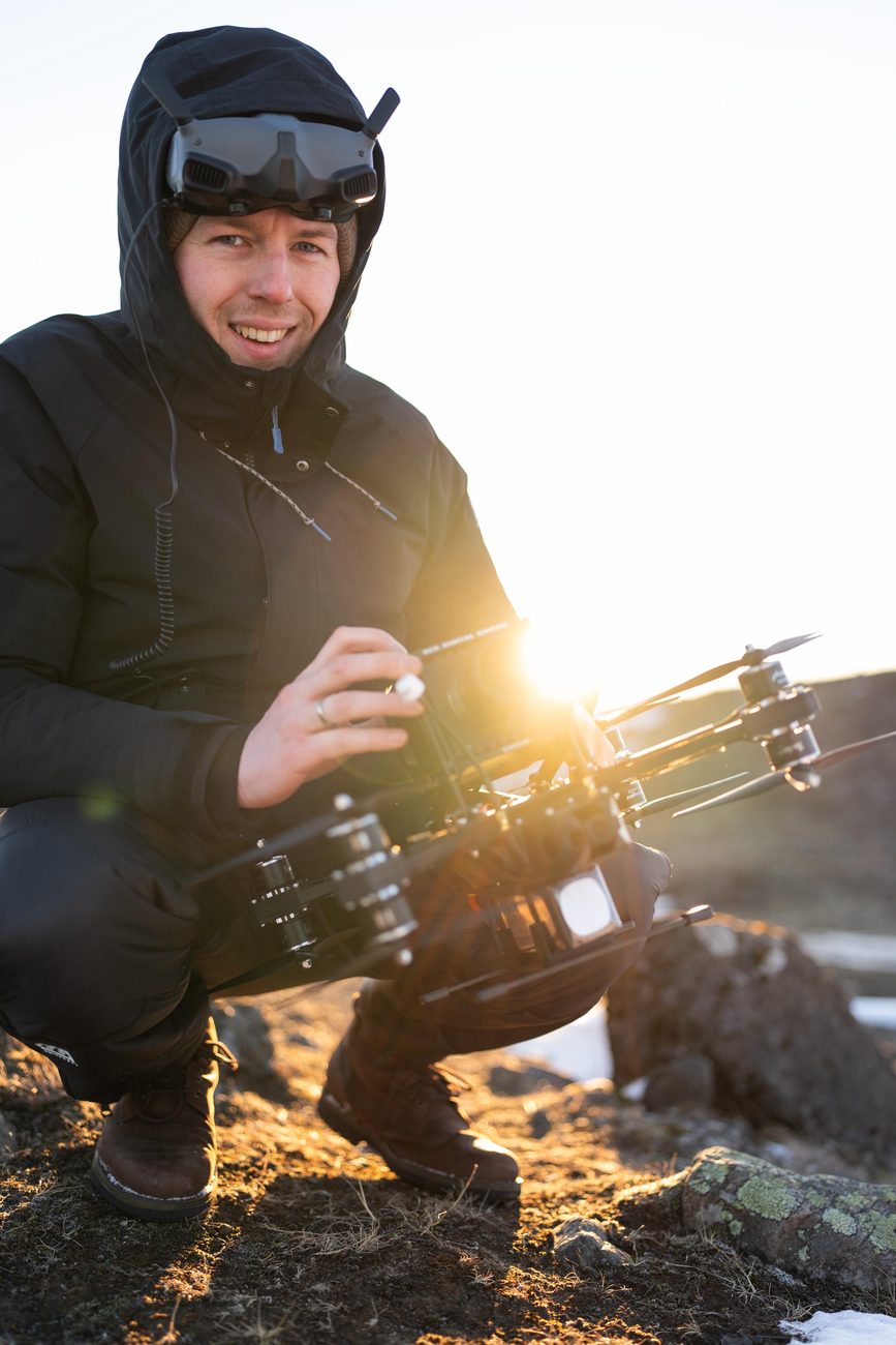 Roman Scholz mit FPV-Drohne