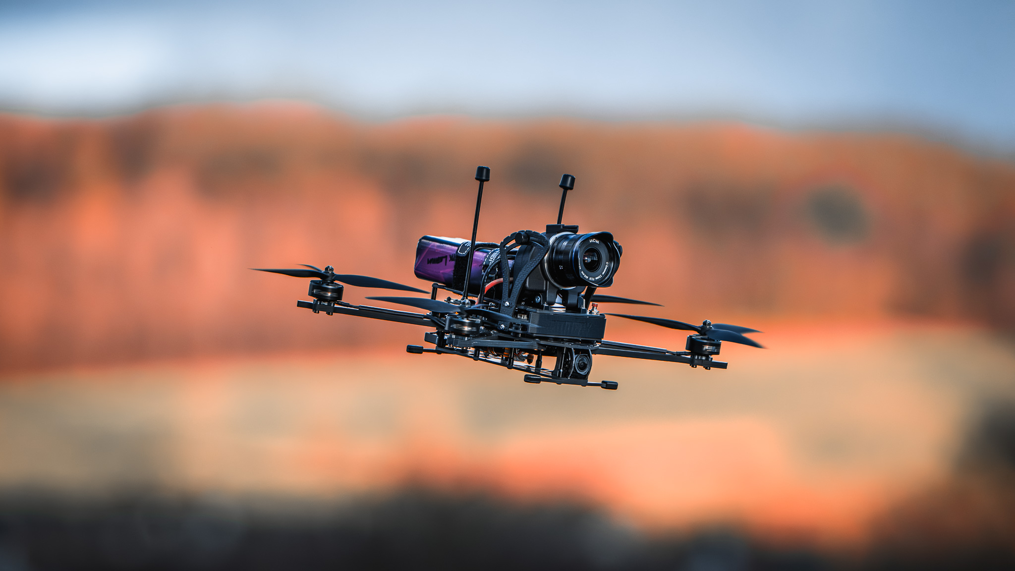 Black Widow FPV Drohne in der Wüste